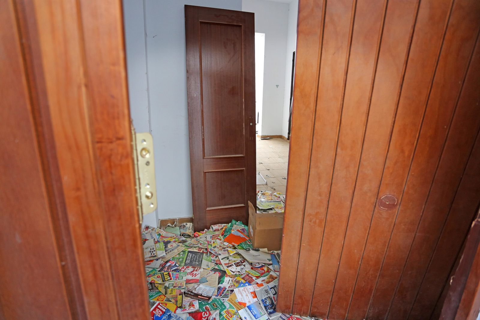 Dos imágenes del interior del bloque de viviendas abandonado en el número 9 de la calle Prieta.