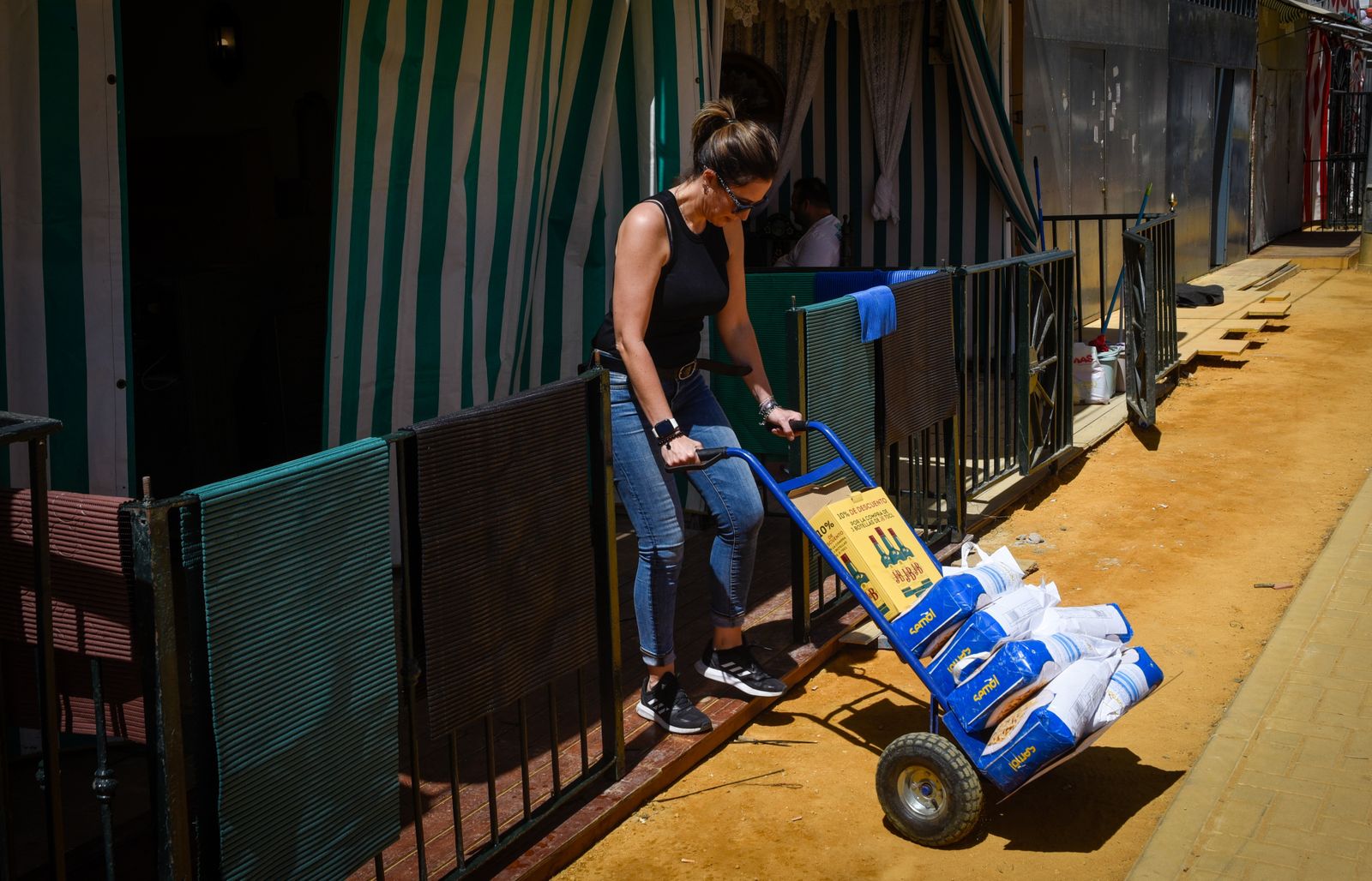 Imágenes de los últimos preparativos de la Feria de Sevilla 2024