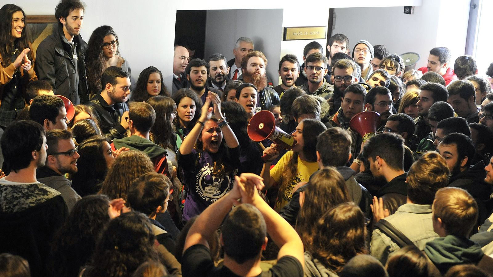Protesta de estudiantes en Derecho en 2014, que provocó la suspensión del Clasutro.