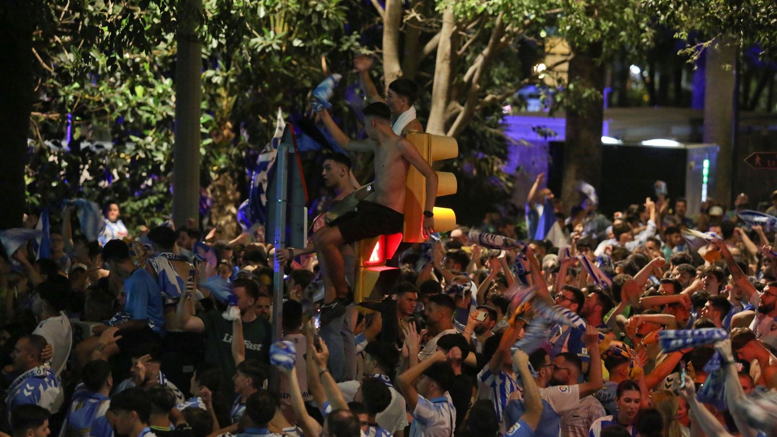 La madrugada interminable con la que Málaga celebró el ascenso