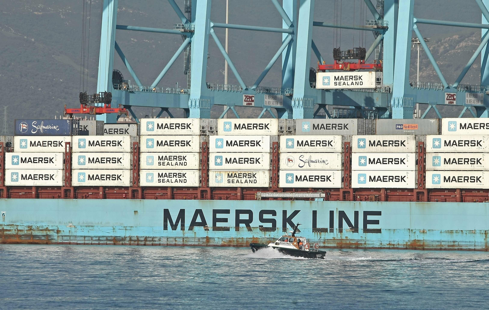 Una grúa de APM Terminals Algeciras carga un contenedor de Maersk Line sobre un buque de la naviera.