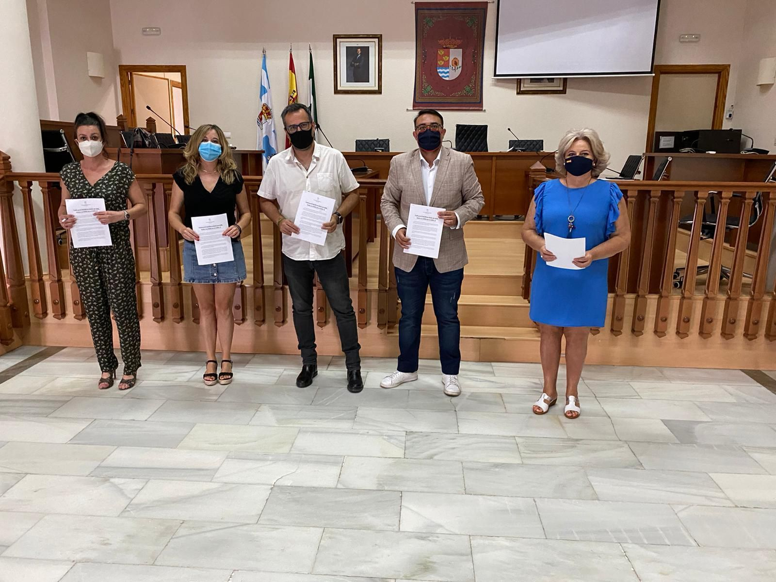 Representantes de todos los grupos tras la firma del plan