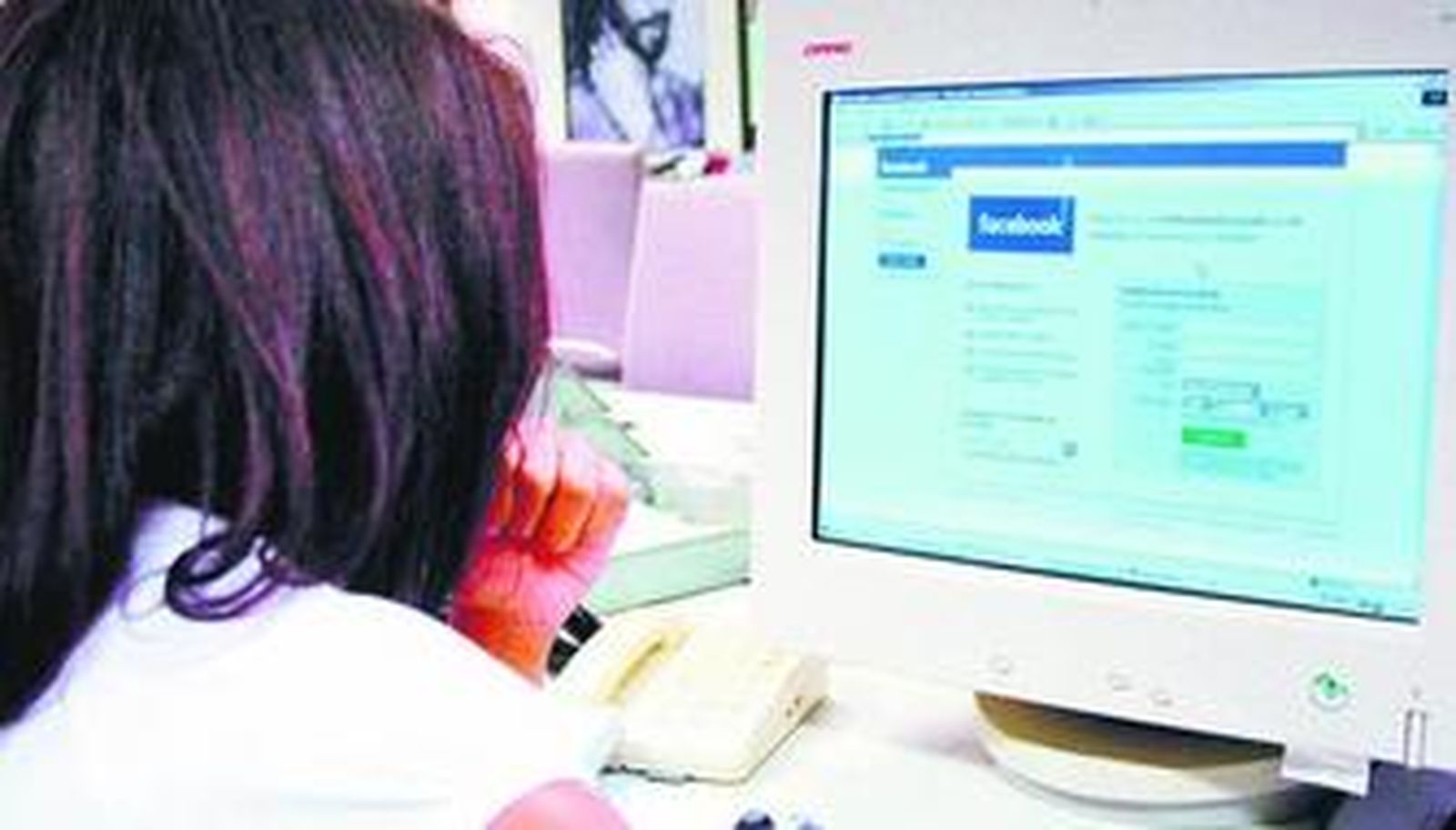 Una chica consulta su perfil de Facebook, que ahora también contará con el de Gádor.