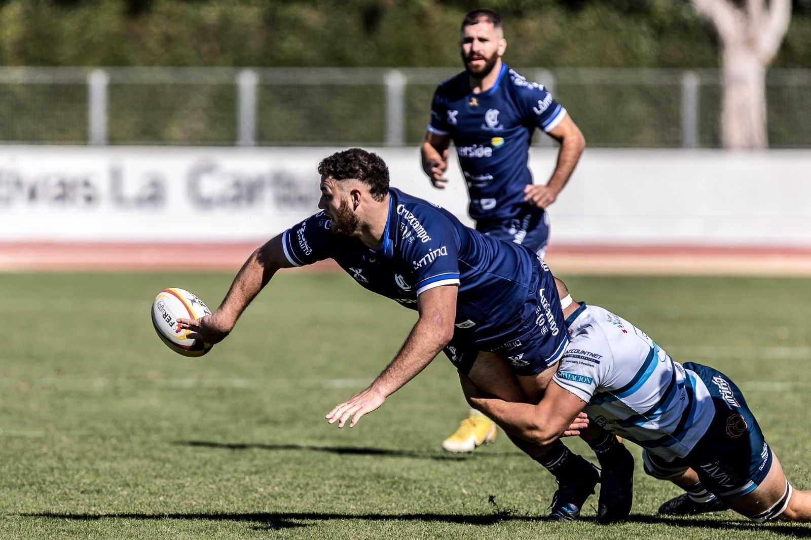 El número 8, Sam Wesley, libera el oval tras un placaje.