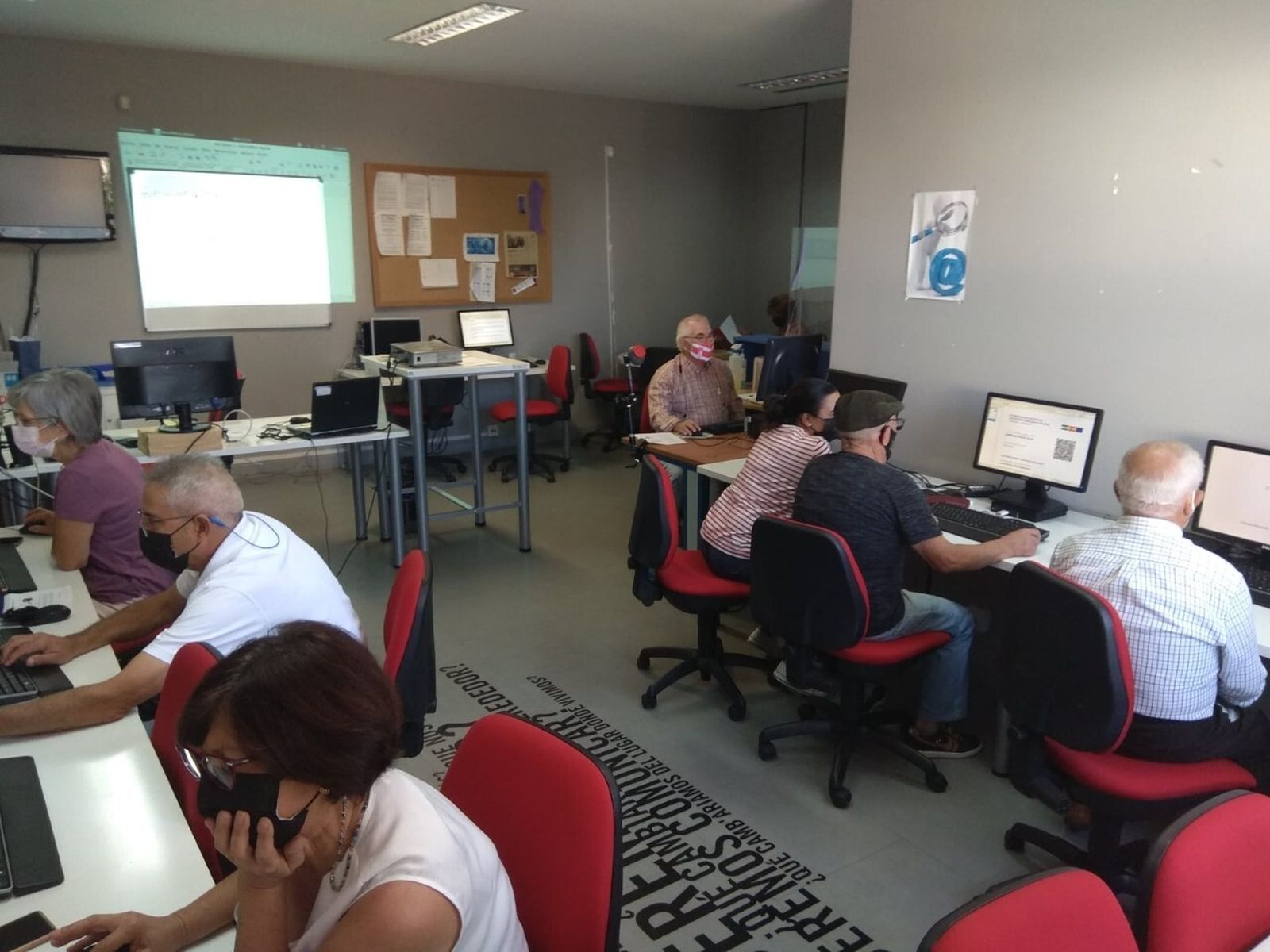 El Centro Guadalinfo de Otura emite la cifra récord de más de 400 certificados digitales en los primeros seis meses de 2022