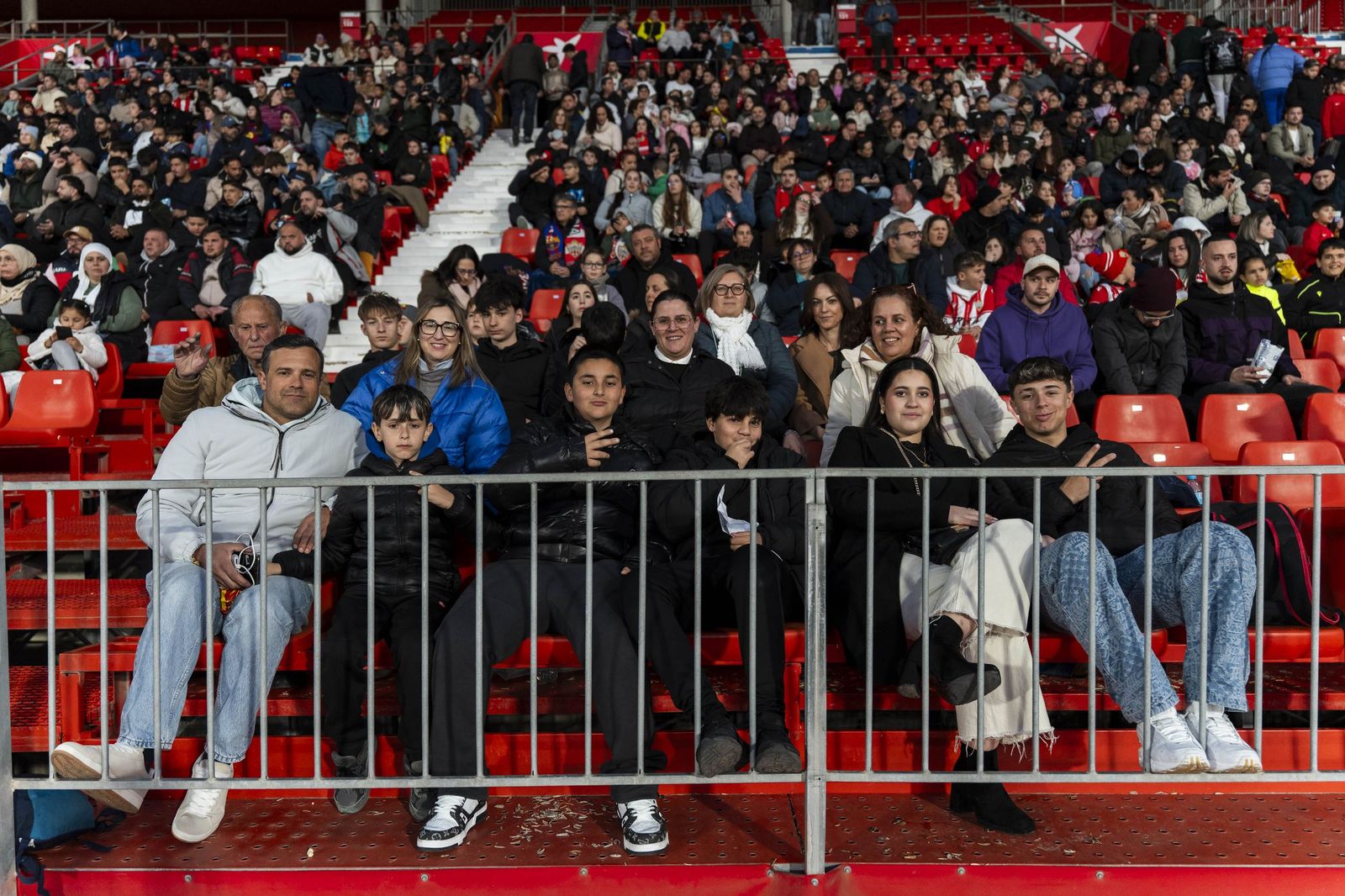 Fotogalería del partido homenaje a Guillermo Blanes entre los veteranos de la UD Almería y el FC Barcelona