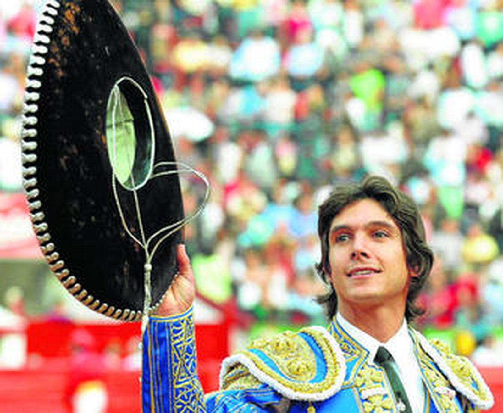 Castella dando la vuelta al ruedo con tradicional sobrero mexicano como triunfador de la tarde de ayer.