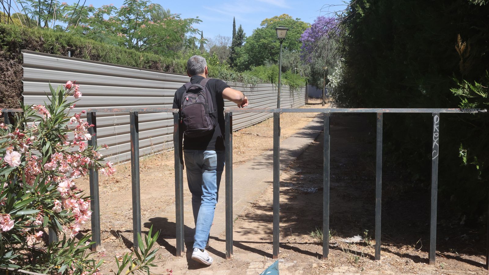 Senda taponada por una valla para impedir el paso de vehículos.