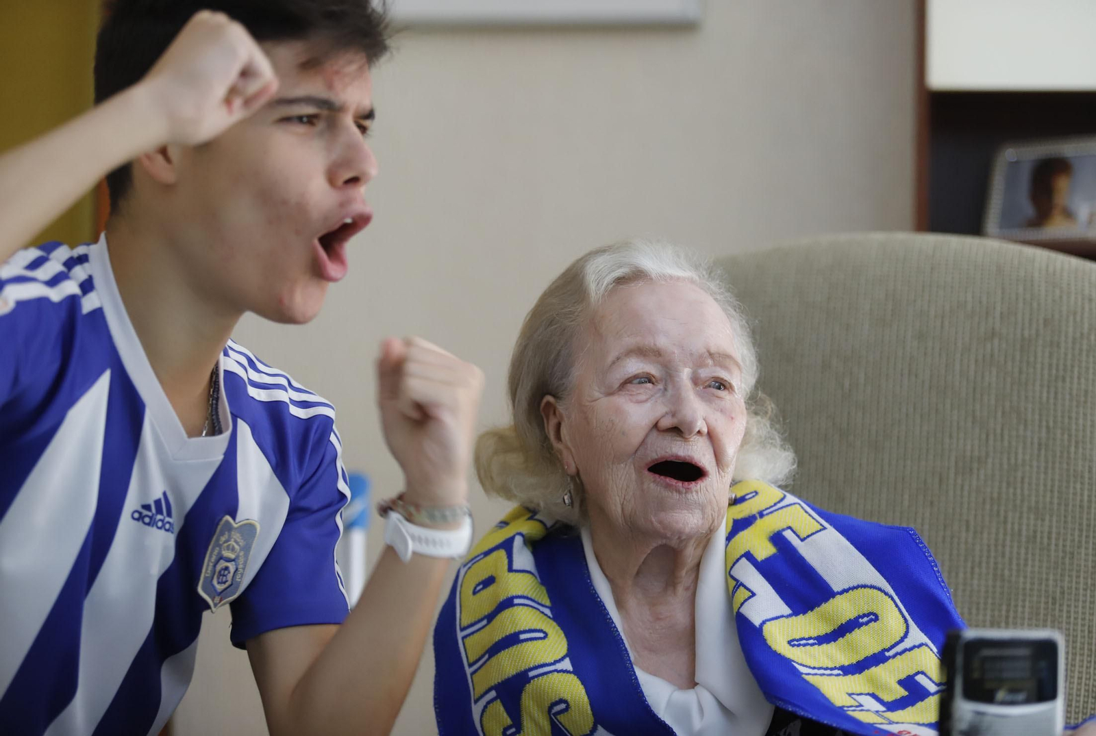Josefa con su bisnieto, Josué, celebrando un gol del Recre.