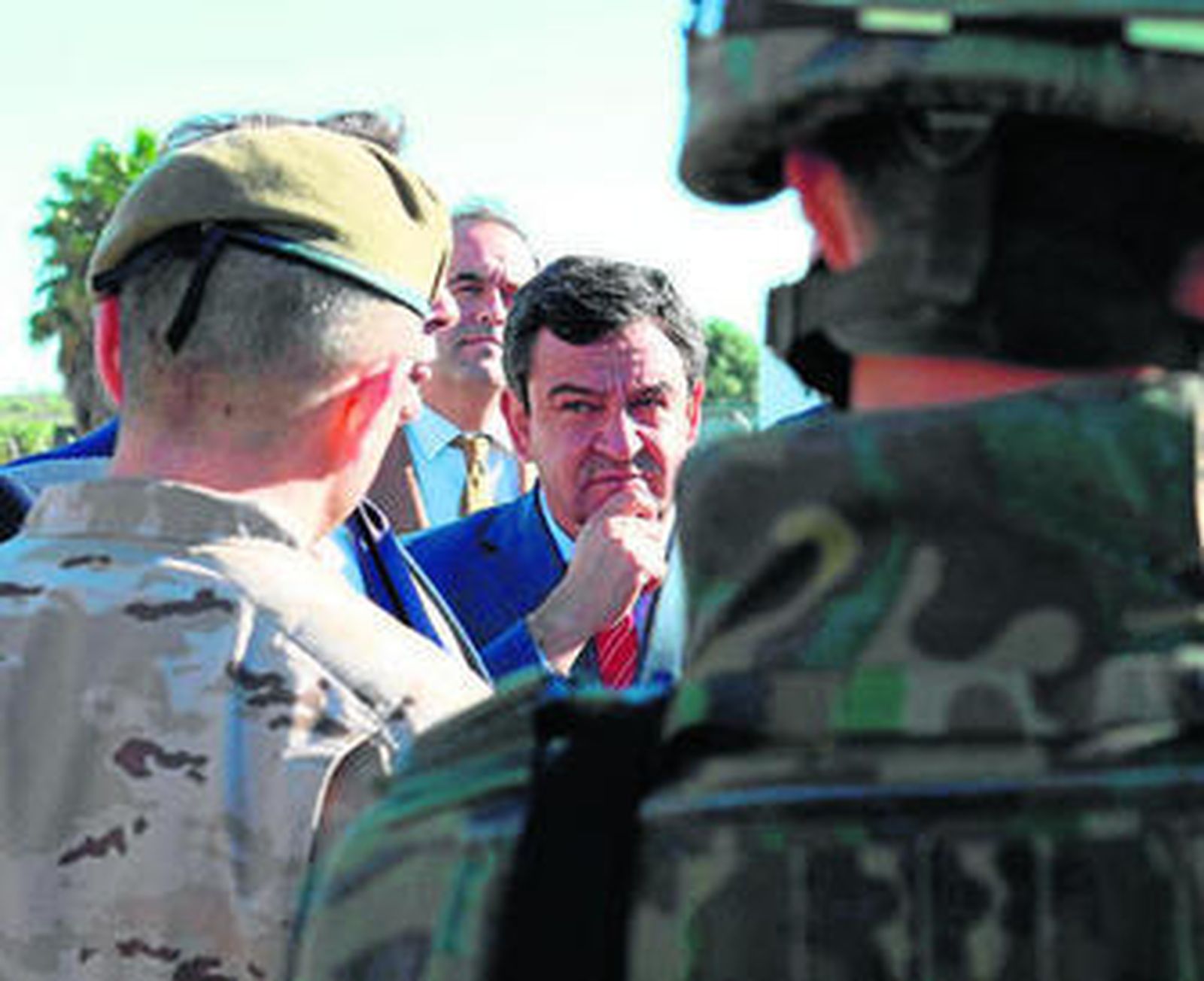 El alcalde, José Loaiza, en una visita a las instalaciones de Camposoto, rodeado de militares.