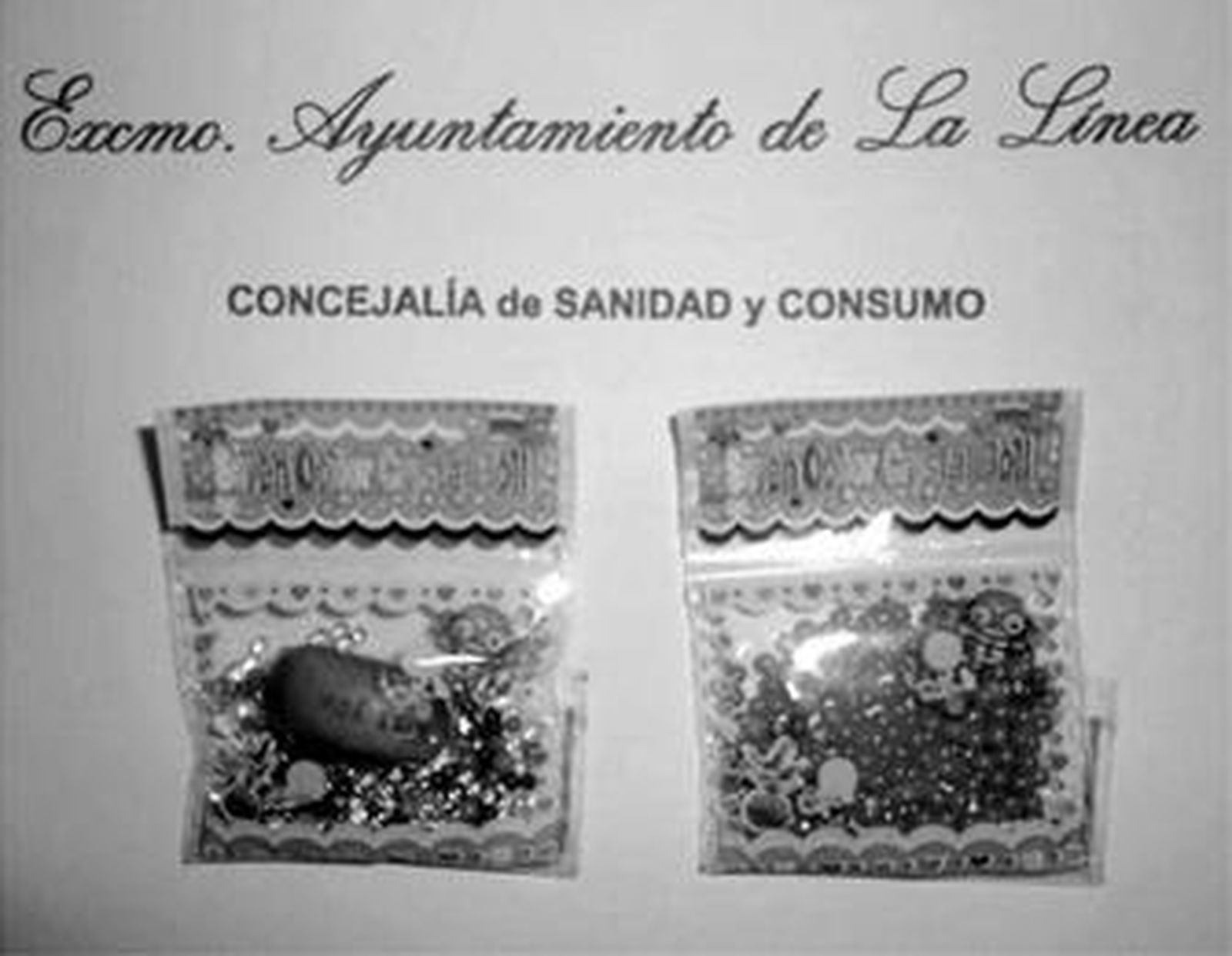 Dos de las bolsas que han sido retiradas por la concejalía de Consumo en un bazar.