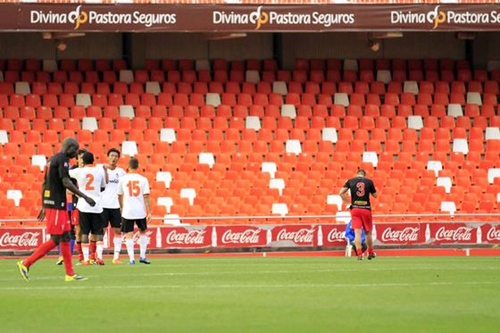 Los albirrojos consuman la pérdida de la categoría un año después de subir al caer en Valencia por 1-0

Foto: LOF