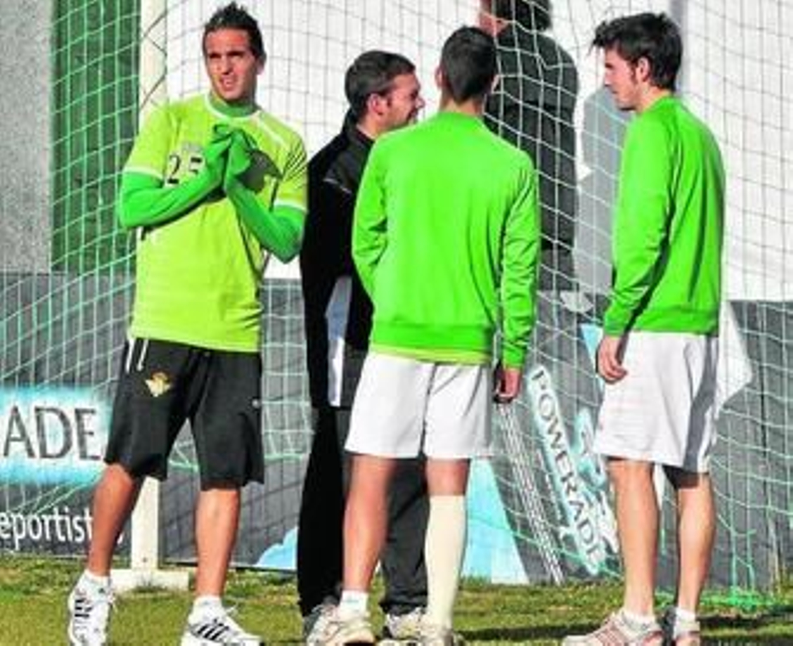 Isidoro, de espalda, junto a Miguel Lopes y Miki Roqué.