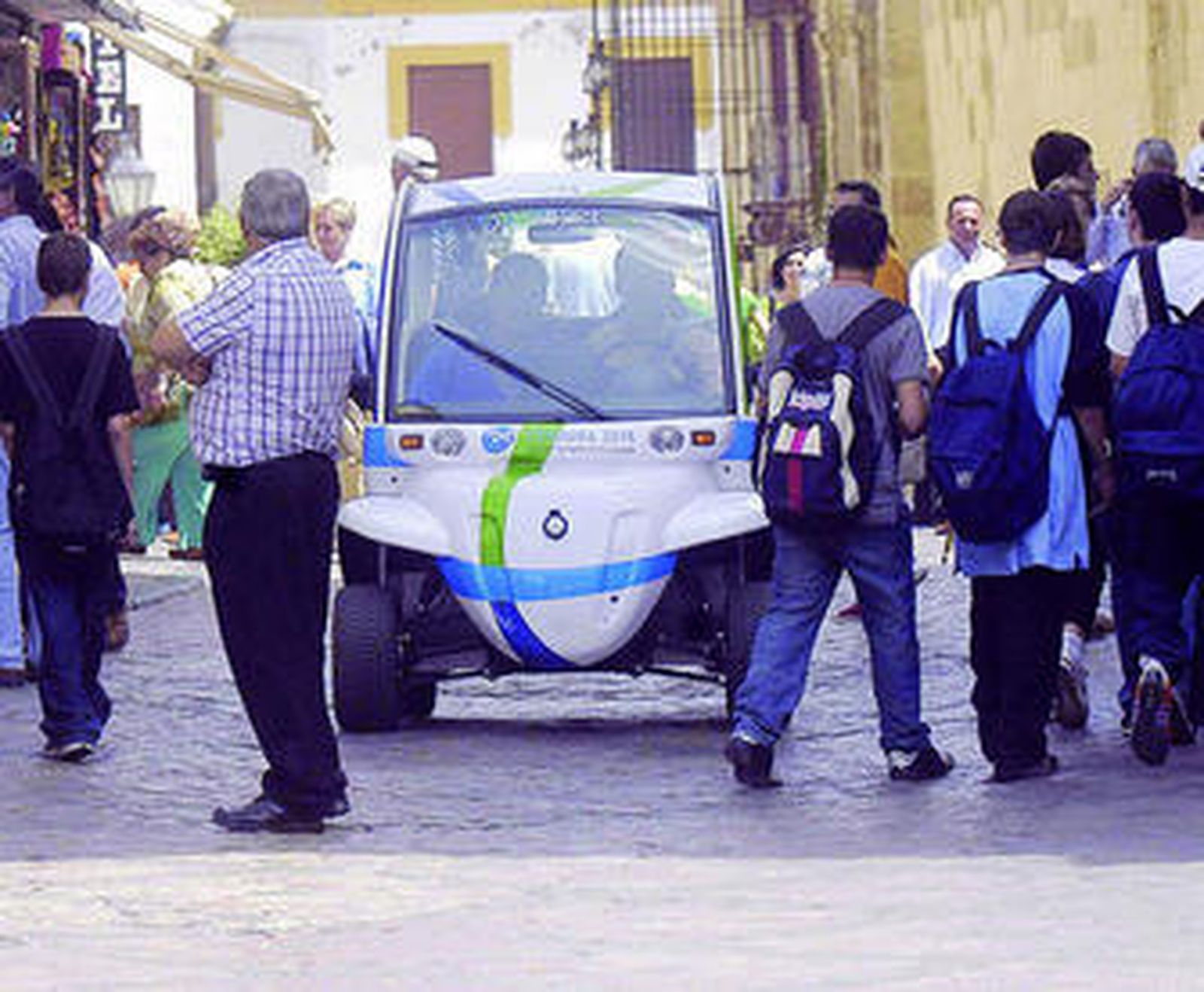 Un vehículo eléctrico circula por una calle del casco histórico de la capital cordobesa.