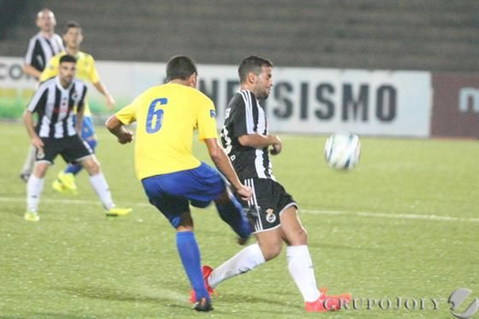 Garrido despeja ante Canario.

Foto: Paco Guerrero