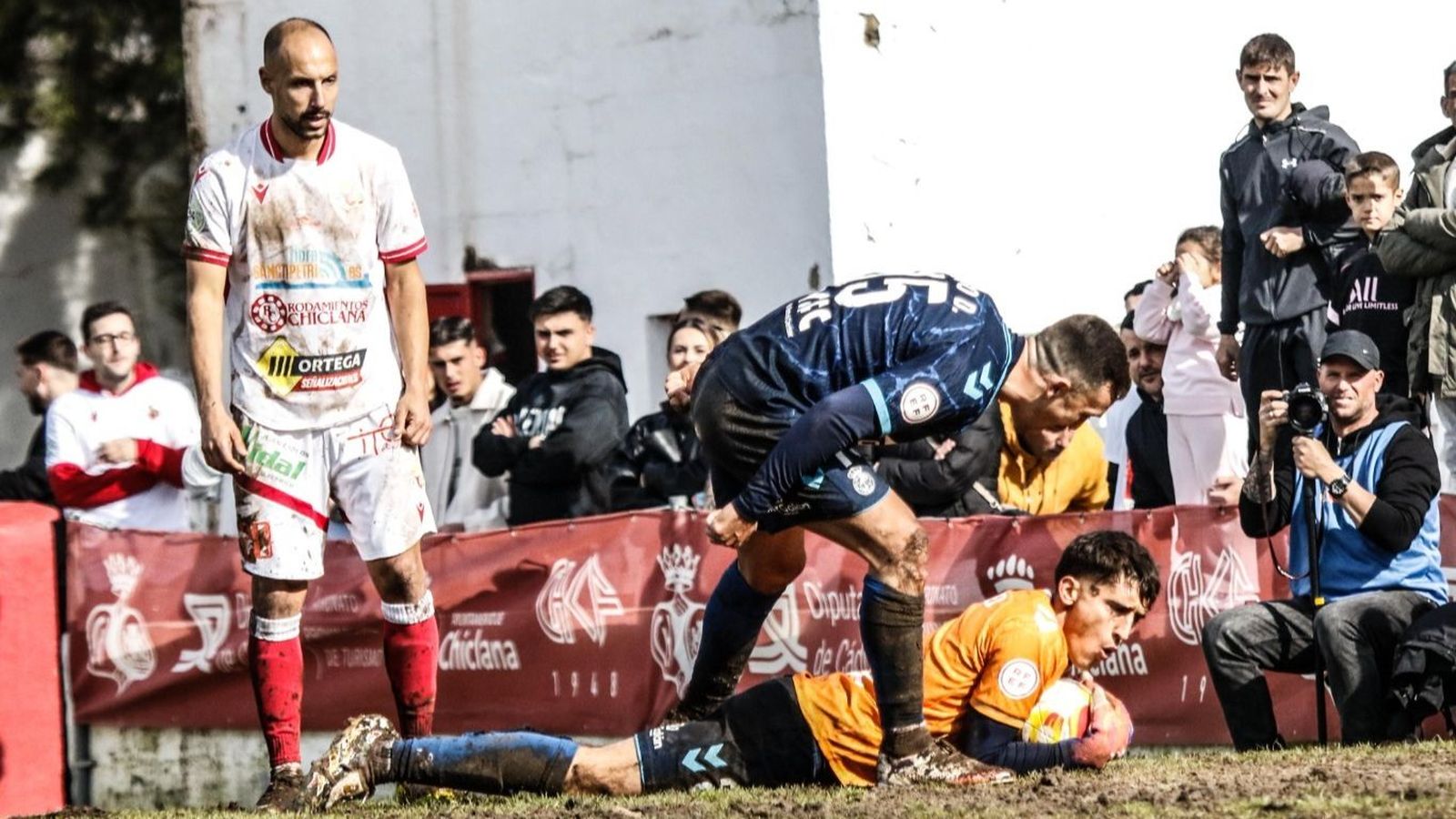 Diego Domínguez arenga a Chey, tras una intervención de éste