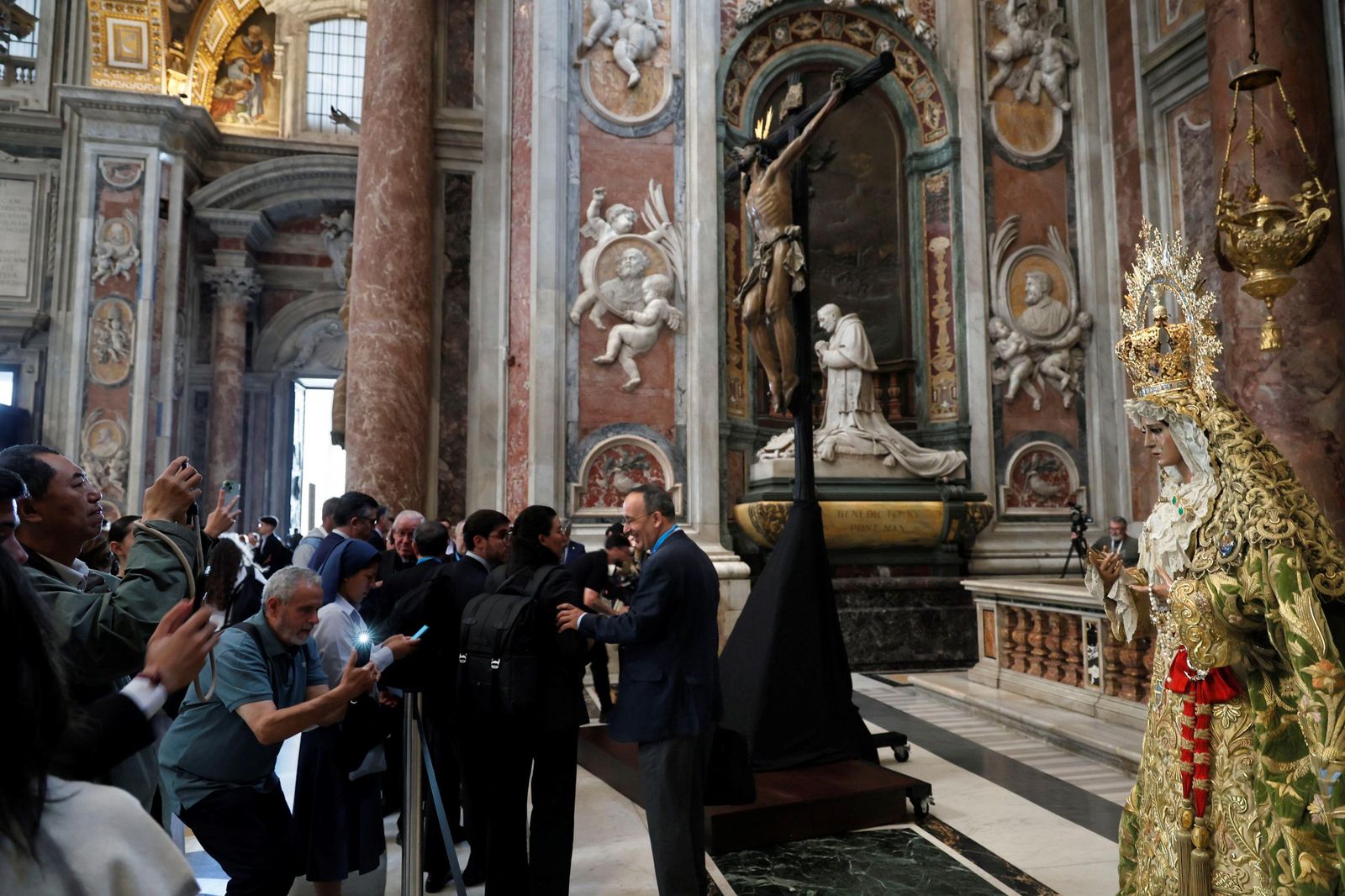La Esperanza de Málaga ya está en el Vaticano, en imágenes