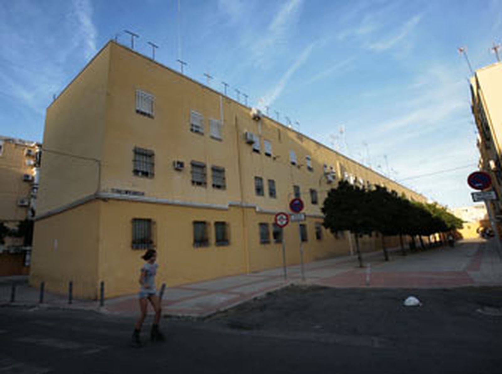 Zoido trata de reactivar Emvisesa con la cesión de 522 pisos protegidos