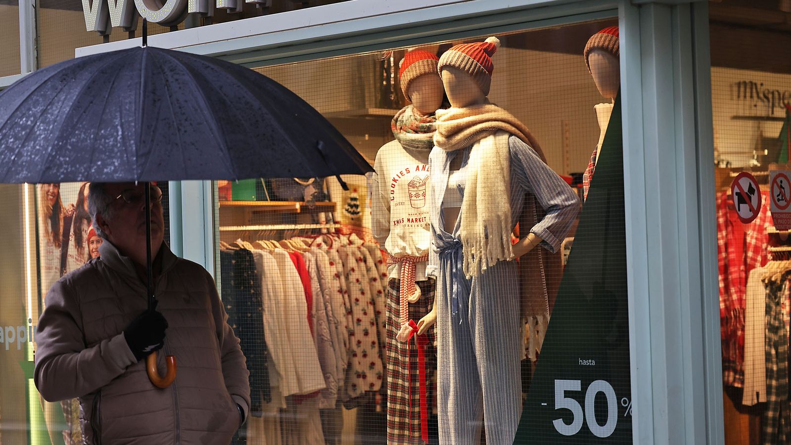 Una persona con un paraguas en Huelva.