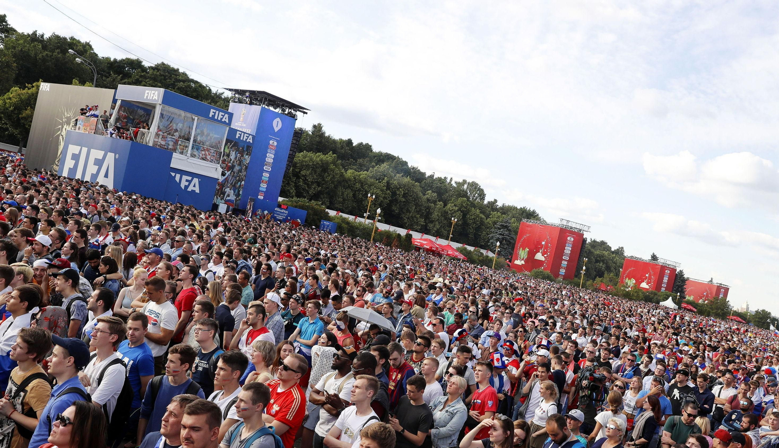 Una multitud de hinchas rusos siguen desde la fanzone de Moscú el reciente partido contra Uruguay en Samara.