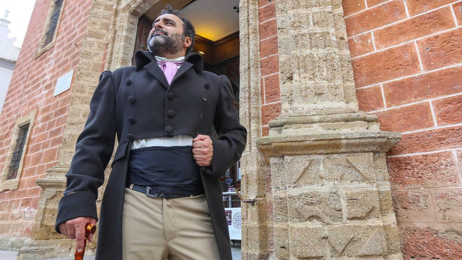Un diputado, en la puerta de la Iglesia Mayor. Un diputado, en la puerta de la Iglesia Mayor.