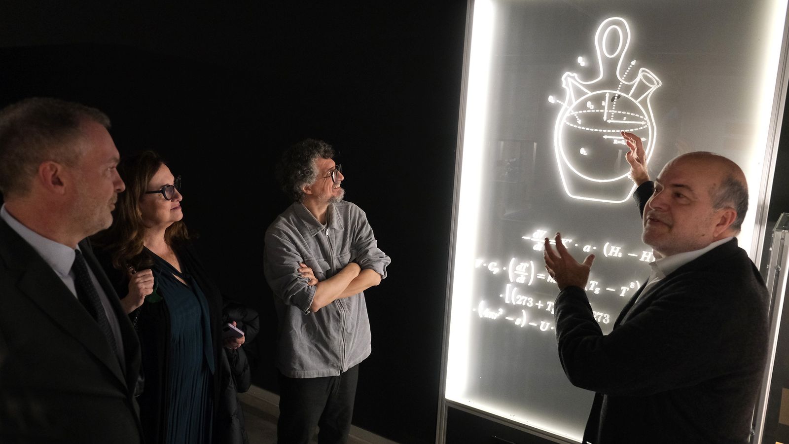 Alfonso Peres durante la visita guiada a la exposición.