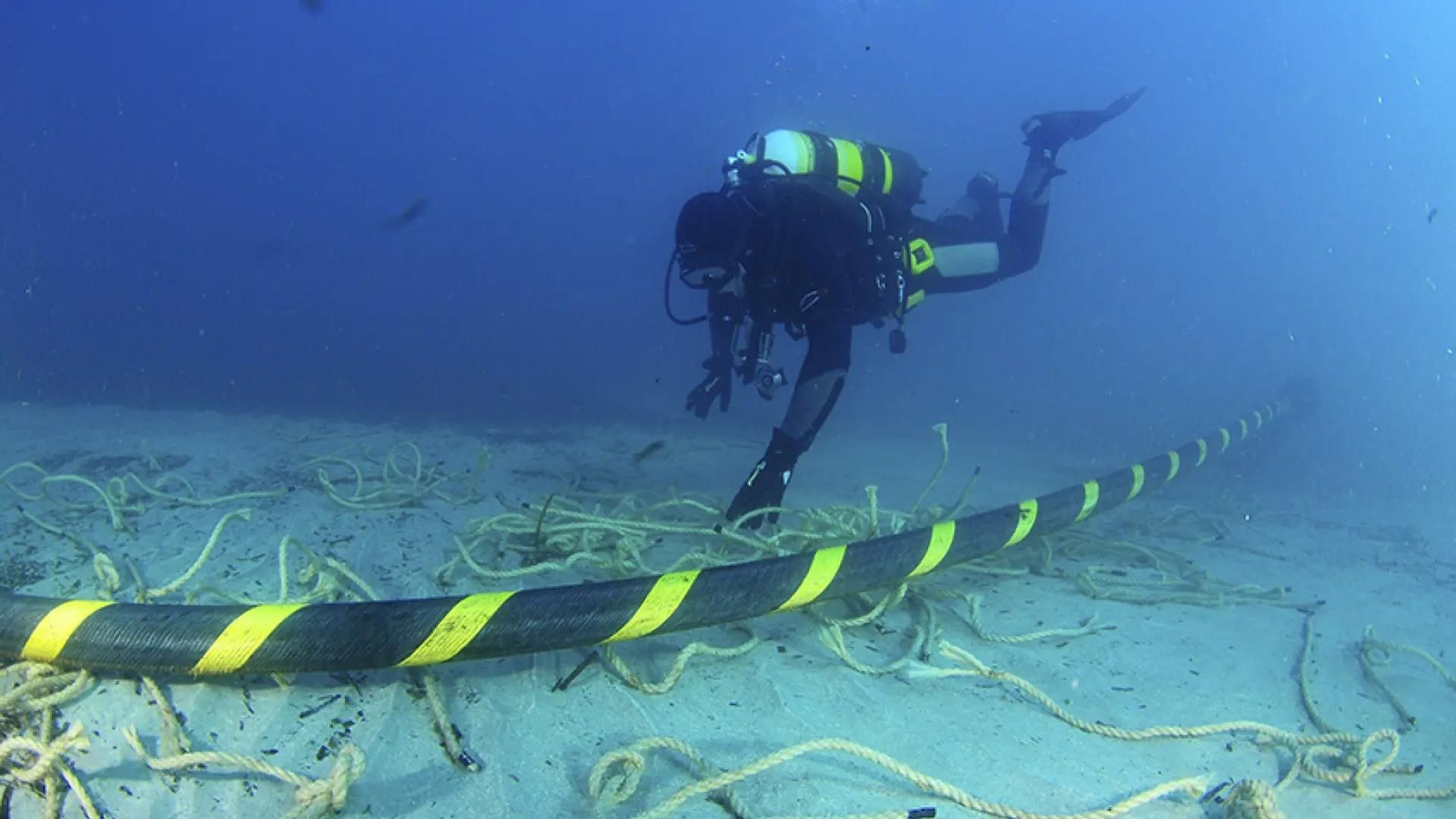 Un buzo bajo las aguas del Estrecho junto al cable submarino entre Ceuta y el Campo de Gibraltar.