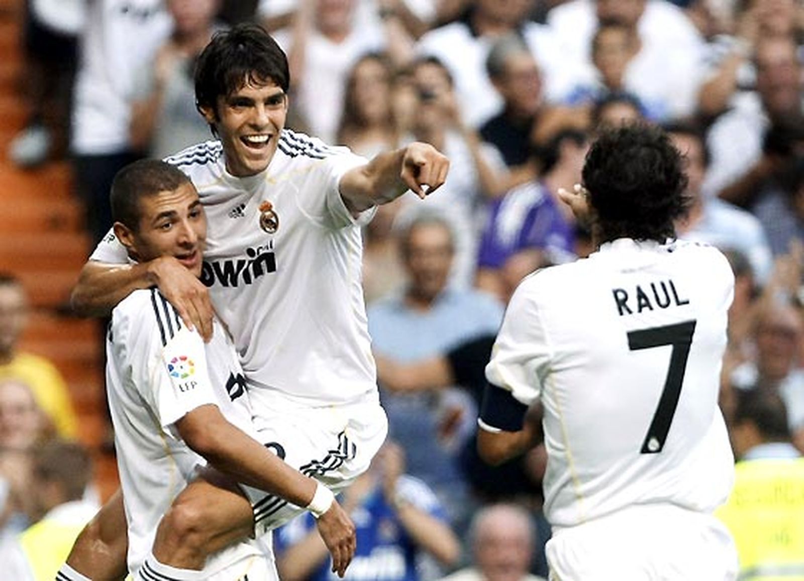 Kaká y Cristiano comandan el primer triunfo oficial del nuevo Real Madrid (3-2)