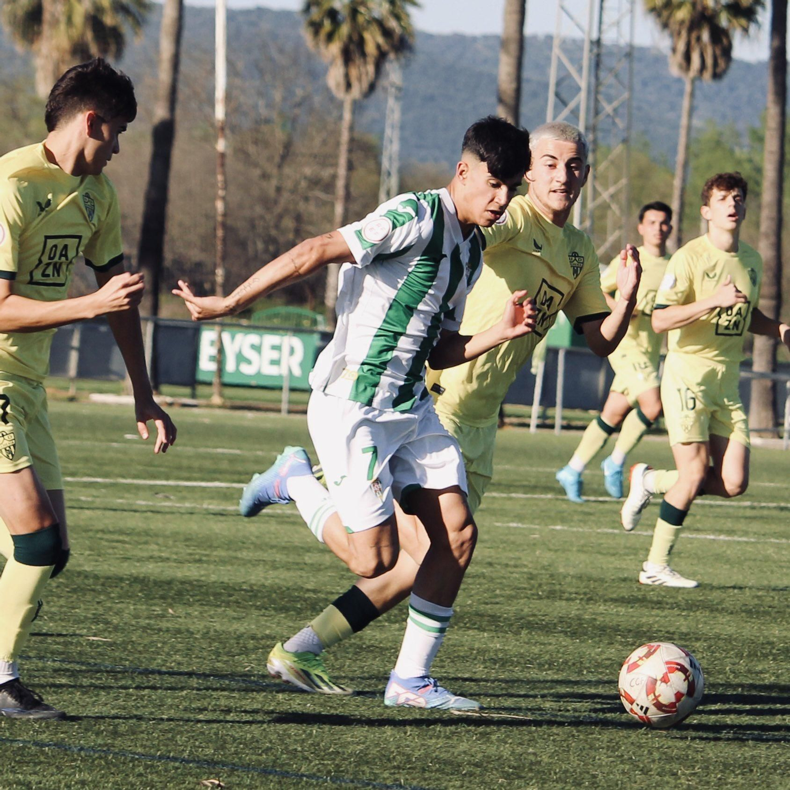 Dos jugadores del conjunto almeriense intentan frenar una jugada de ataque de los blanquiverdes.