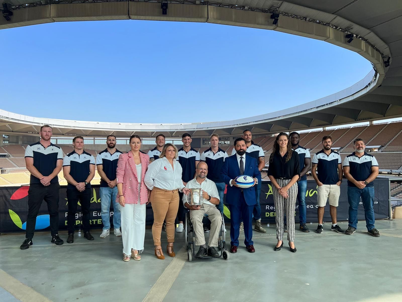 Los jugadores del Ciencias Enerside posan junto a las autoridades durante la presentación de la final.