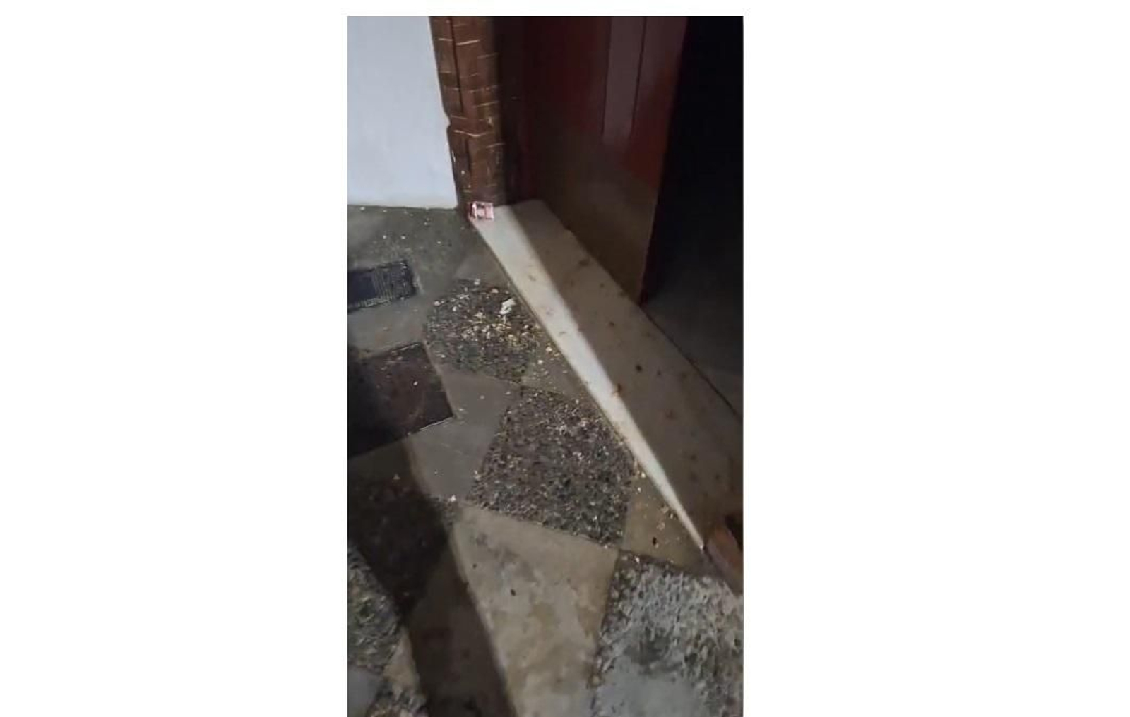 Restos de vómito en la puerta de un vecino de la calle Remedios.