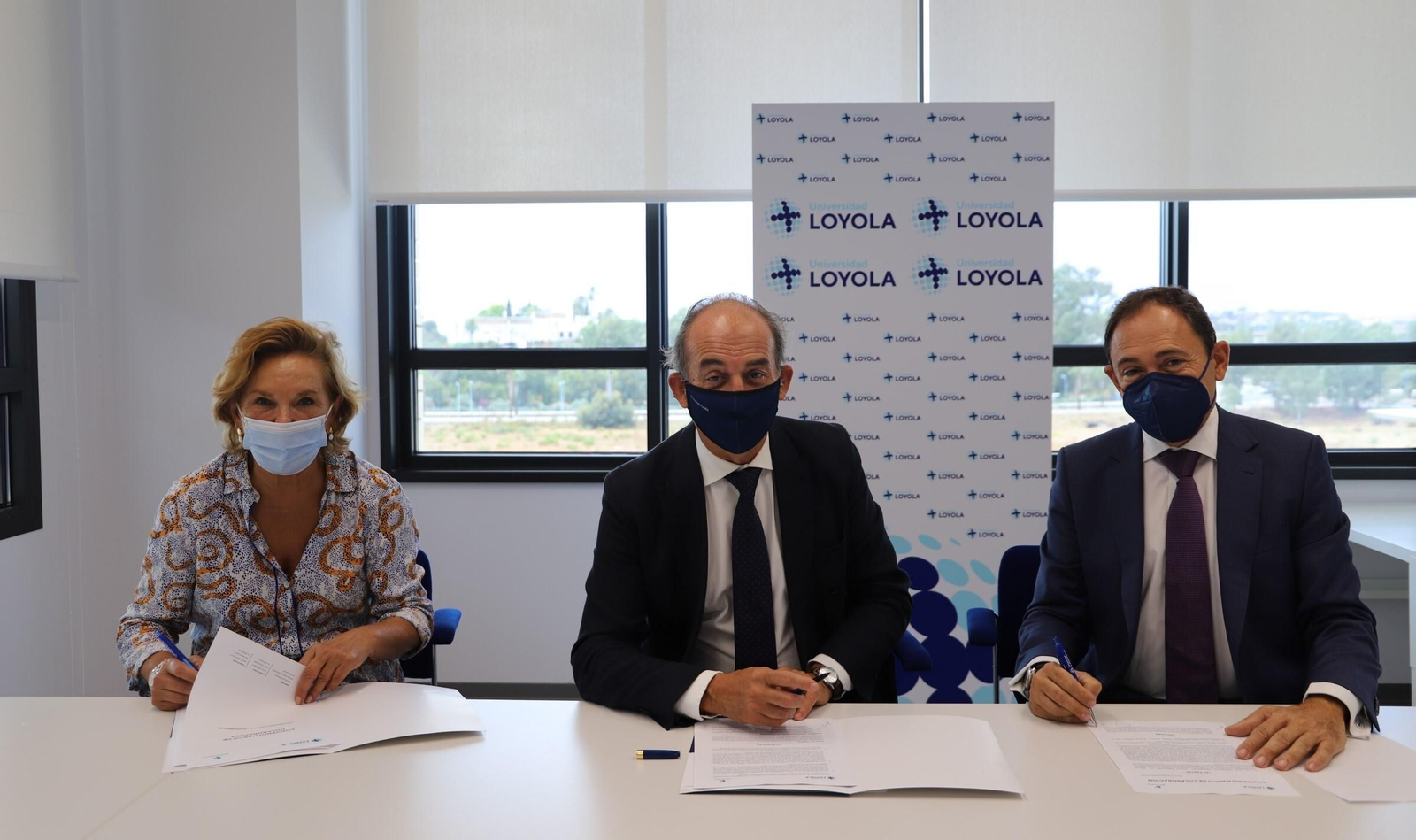 Gabriel Pérez Alcalá, González Acebes y Esther Estepa en la firma del convenio.