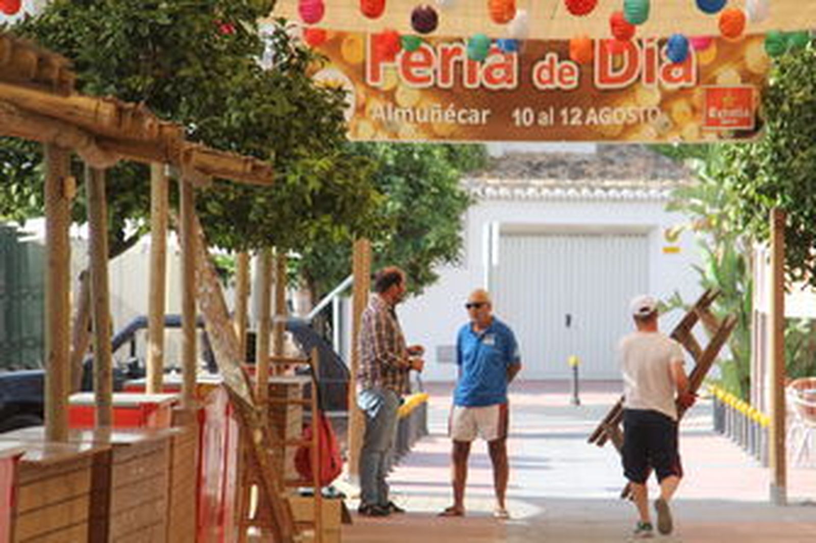 Una joven recibe asistencia tras denunciar un supuesto pinchazo en la feria de Almuñécar