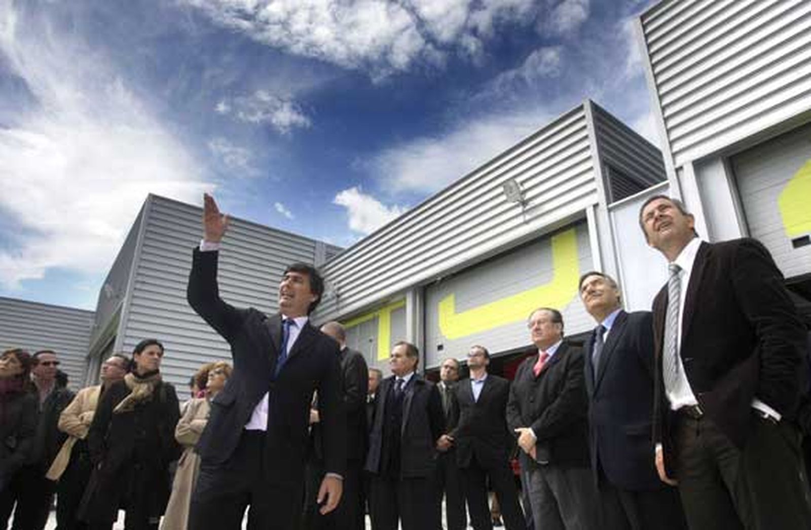 Álvaro Camacho explica los detalles del parque a los directivos de Cepsa, autoridades y empresarios presentes en la inauguración./Fotos:Erasmo Fenoy

Foto: Erasmo Fenoy