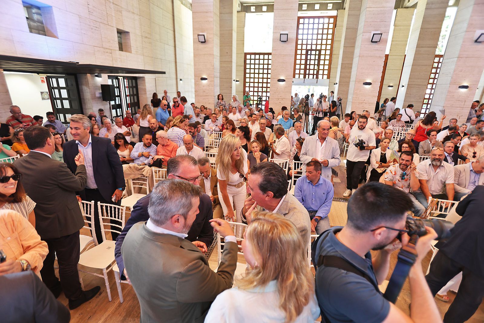 Imágenes de la celebración del primer aniversario del Gobierno Local de Pilar Miranda en el consistorio onubense.