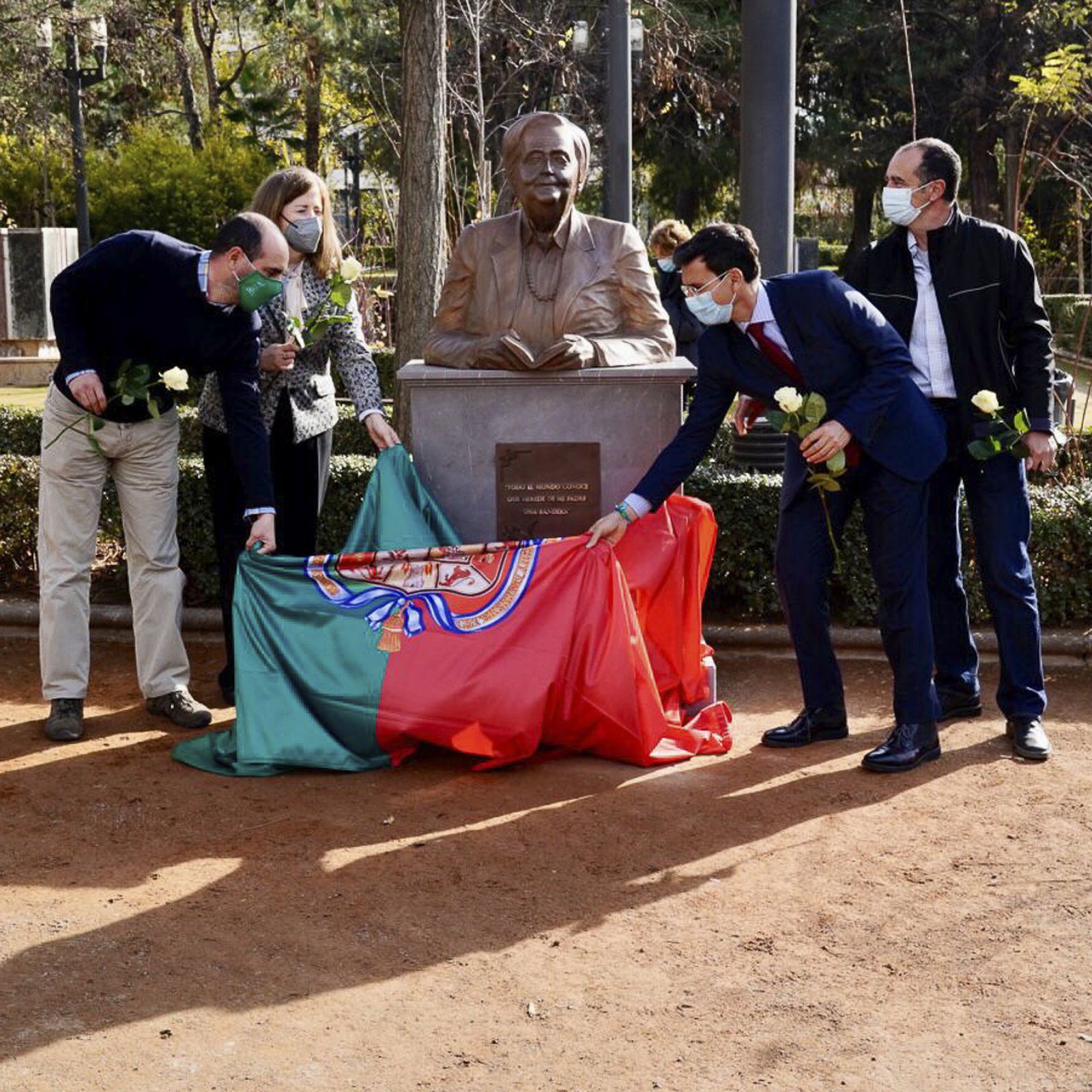 Granada dedica una escultura a Mariluz Escribano en el Parque García Lorca