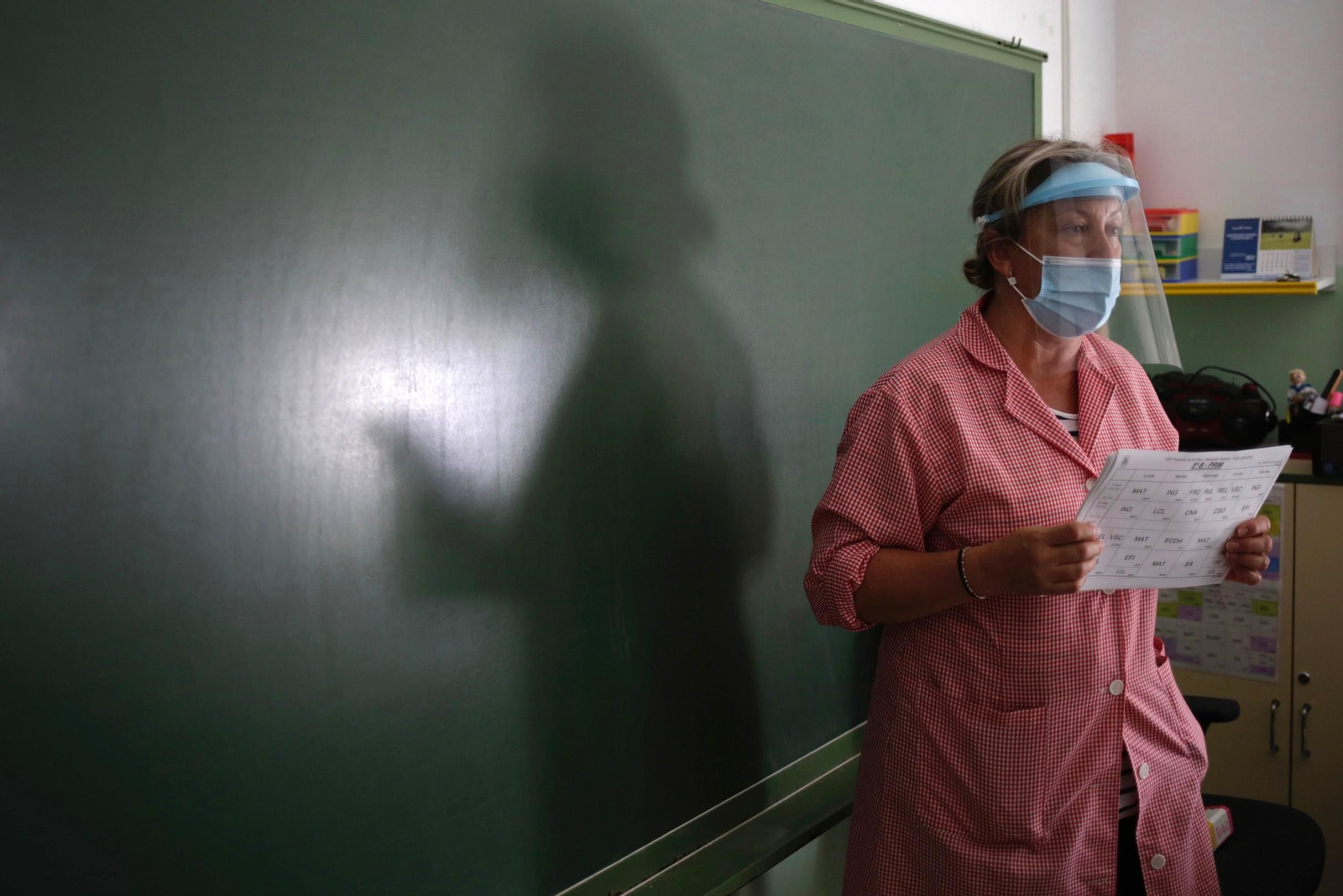Una profesora, ayer, en el inicio del curso escolar en Málaga.