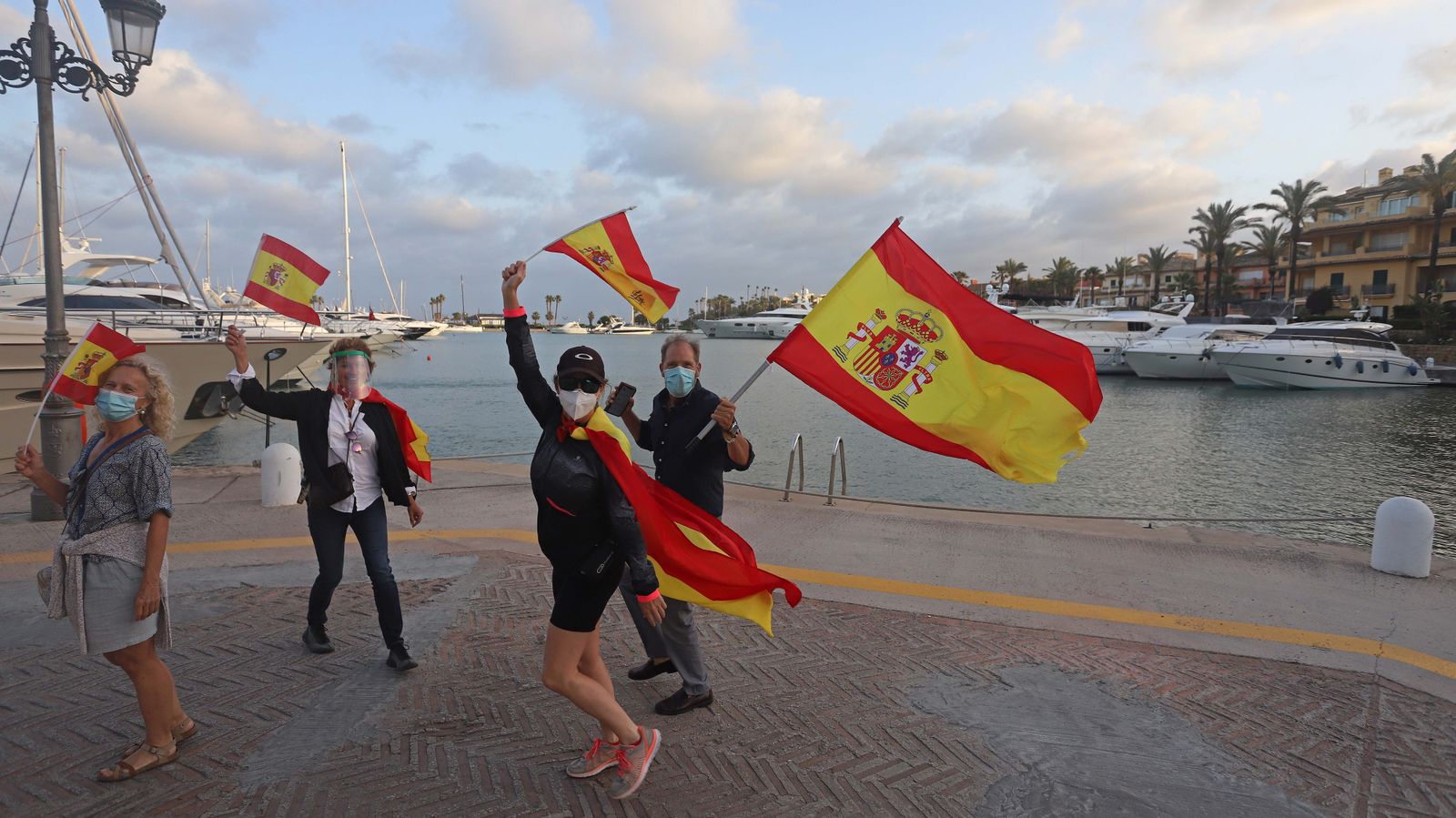 Varias decenas de personas protestan contra la gestión de Pedro Sánchez en el puerto deportivo de Sotogrande