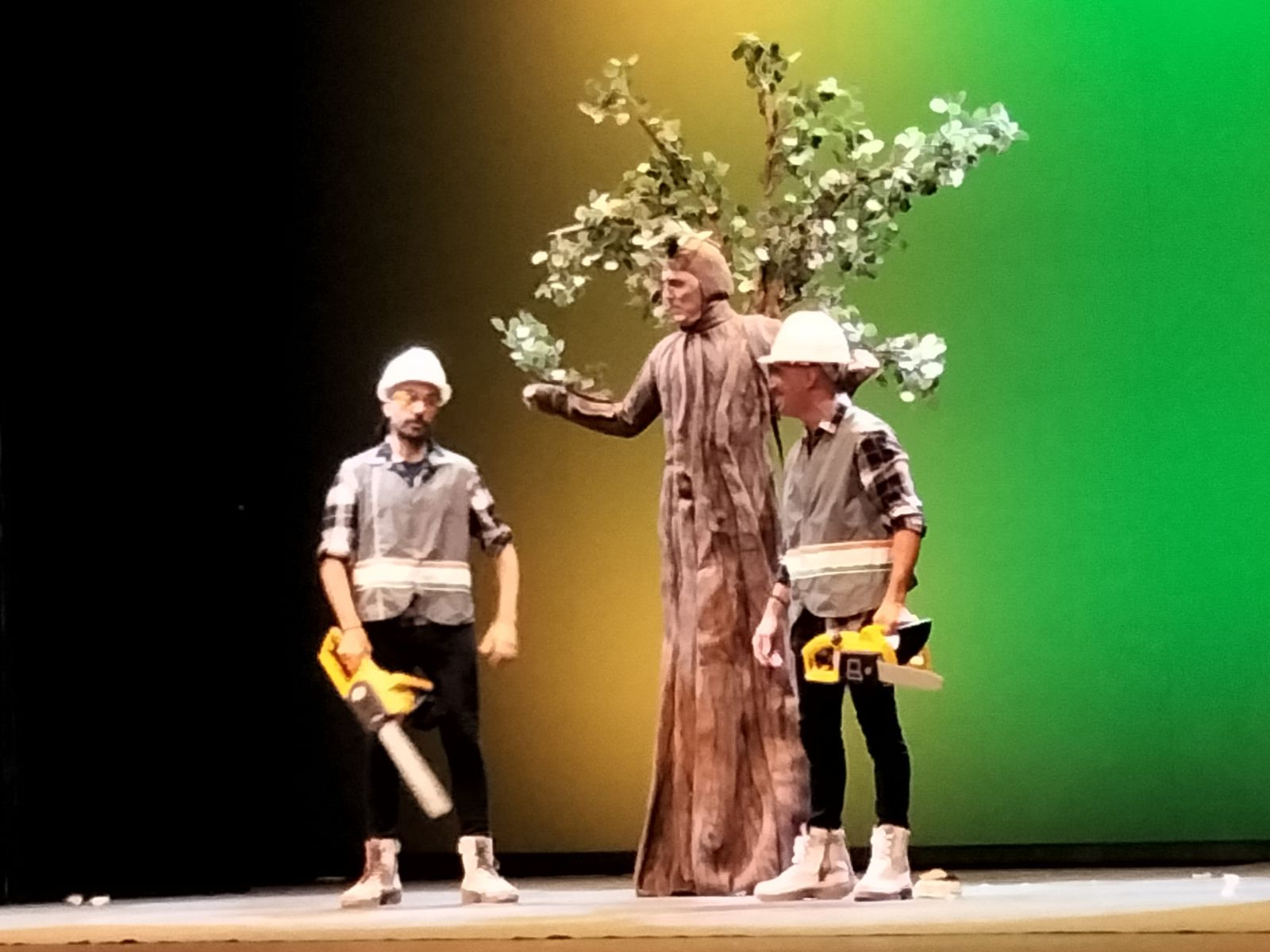 Uno de los momentos de la divertida sátira 'Greempiss',  protagonizada por el grupo de teatro Yllana.