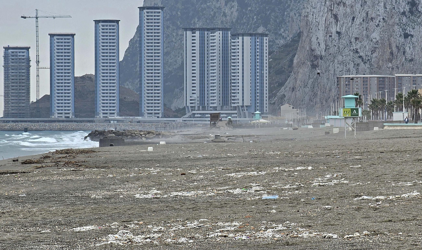Las toallitas acumuladas en la playa de Levante de La Línea, en imágenes