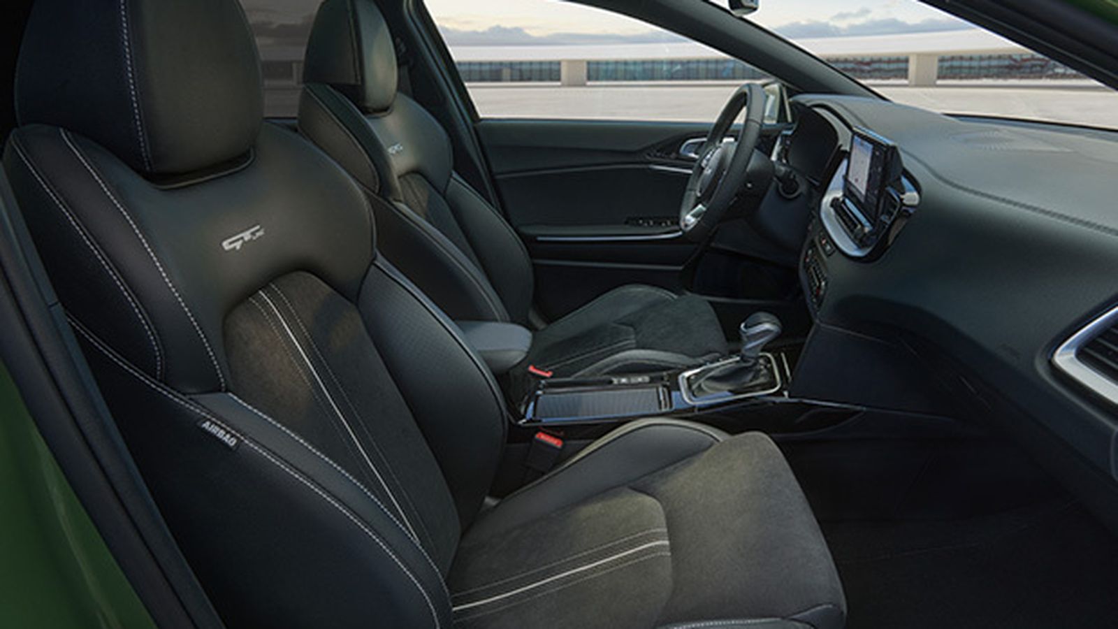Para los nuevos GT-Line Kia ha elegido unos asientos con mayor sujeción lateral que en otras versiones. También con un tapizado diferencial.