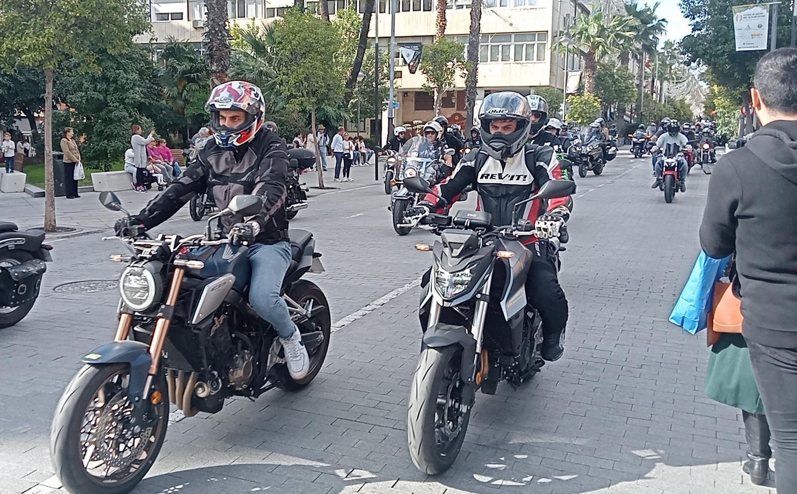 Imágenes de la concentración motera en memoria de Hugo Millán por las calles de Huelva