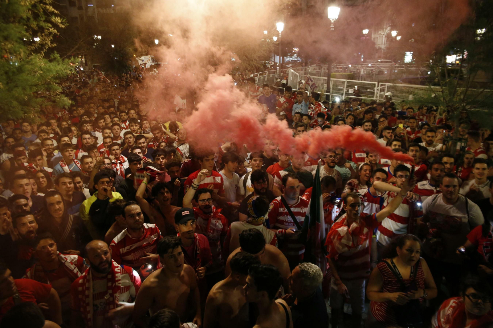 Las mejores imágenes de cómo Granada celebró el ascenso en la Fuente de las Batallas