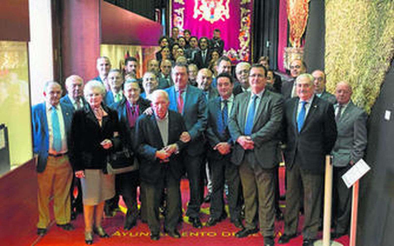 Los artesanos con el alcalde, el delegado de Fiestas Mayores y los miembros del Consejo.