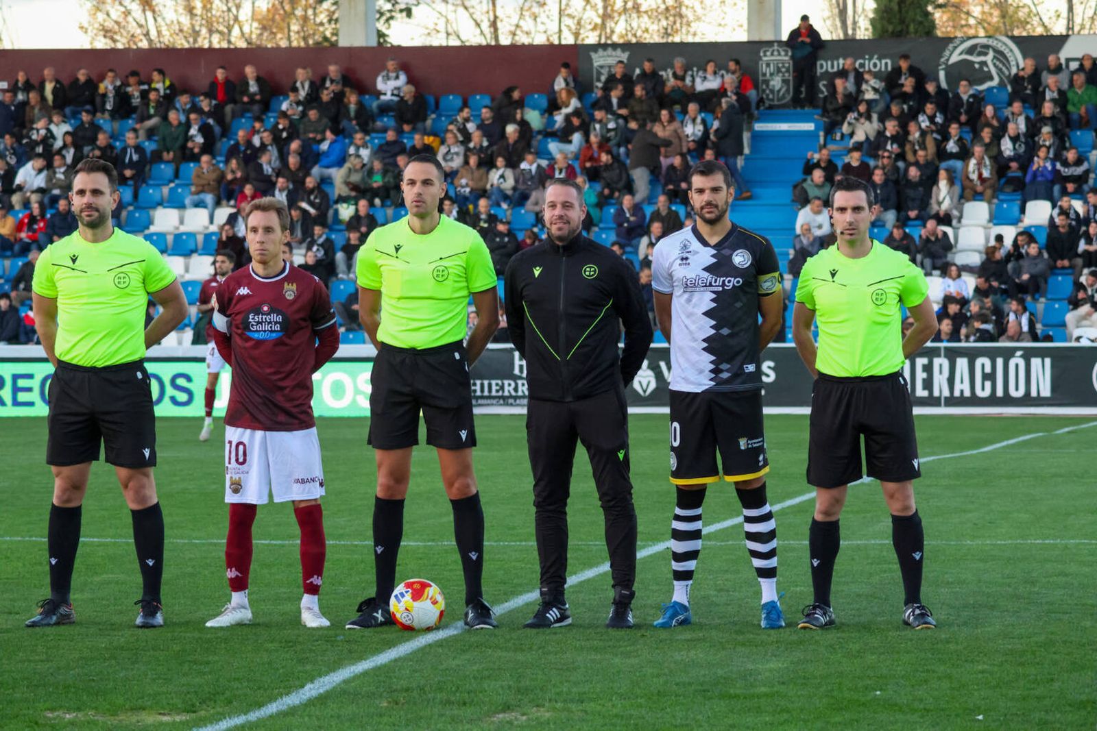 Jerónimo Montes, en el centro con chándal negro, durante un partido.