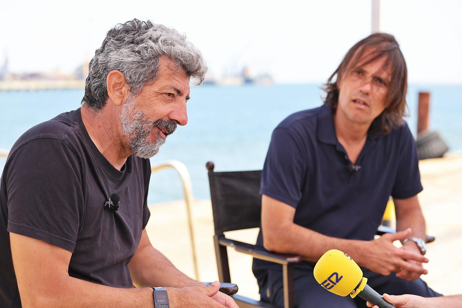 Alberto Rodríguez y Rafael Cobos, fotografiados en el rodaje de ‘Los tigres’.