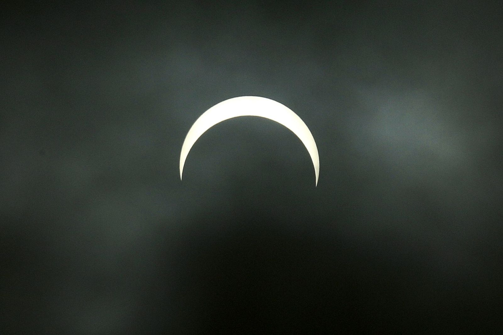 Las imágenes del último eclipse solar de la década