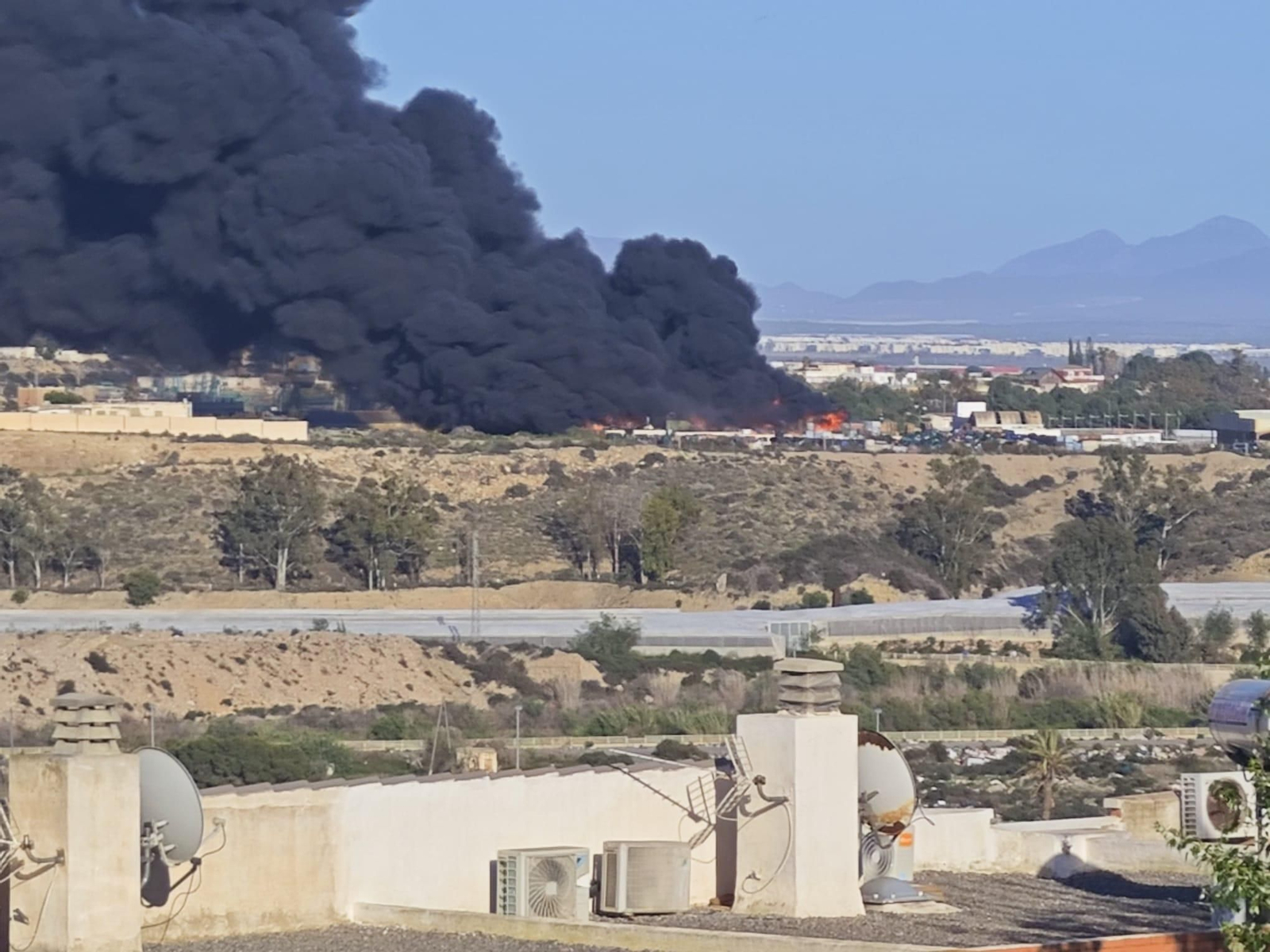 Las imágenes del incendio de la planta de reciclaje en Almería