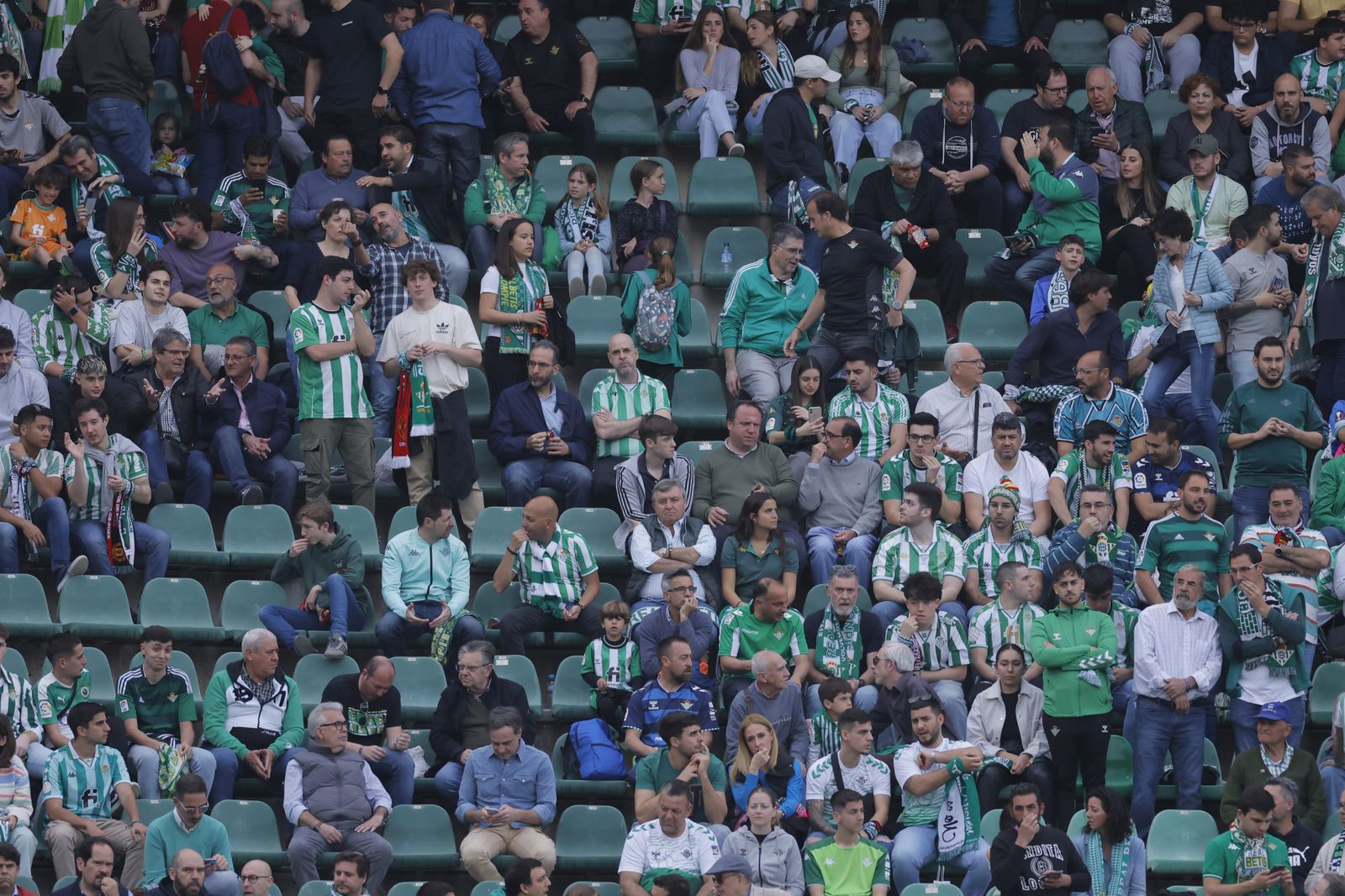 Búscate en las fotos del Betis-Manchester