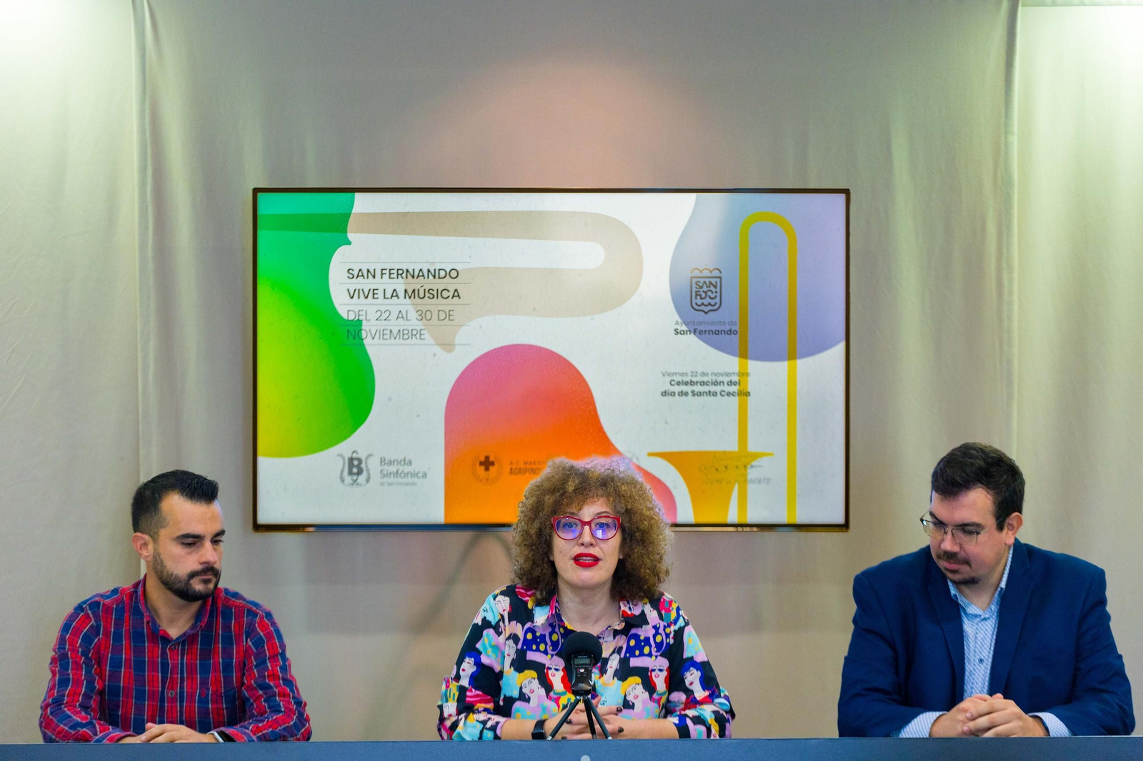 La Concejala de Cultura, junto a representantes de la Banda Sinfónica de San Fernando durante la presentación del ciclo.